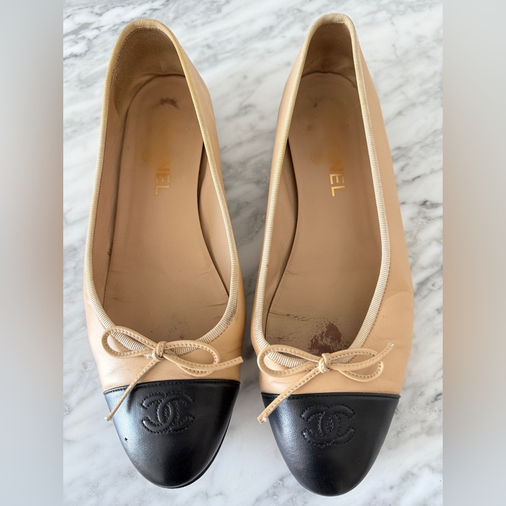 CHANEL Beige and Black lambskin Flats 41.5